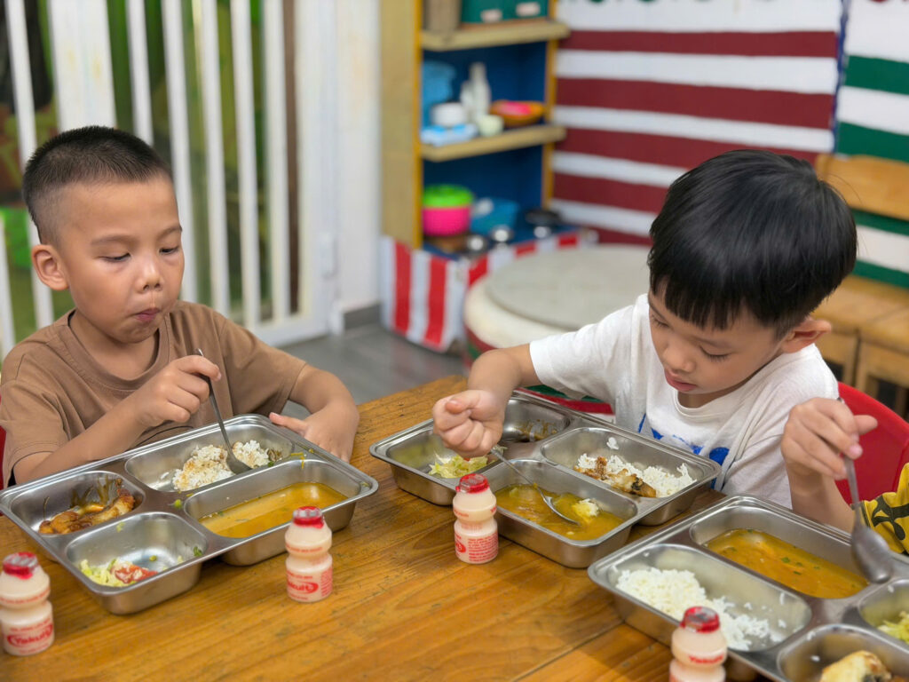 Cơm trưa tại mầm non Gấu Trúc Hải An Hải Phòng